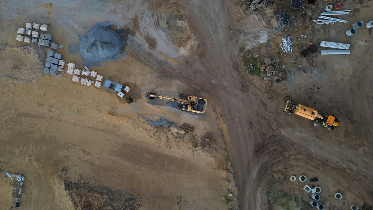 Vista aérea de una obra con maquinaria trabajando